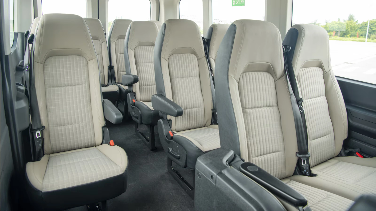 Không gian khoang hành khách 16 chỗ rộng rãi bên trong Ford Transit Premium