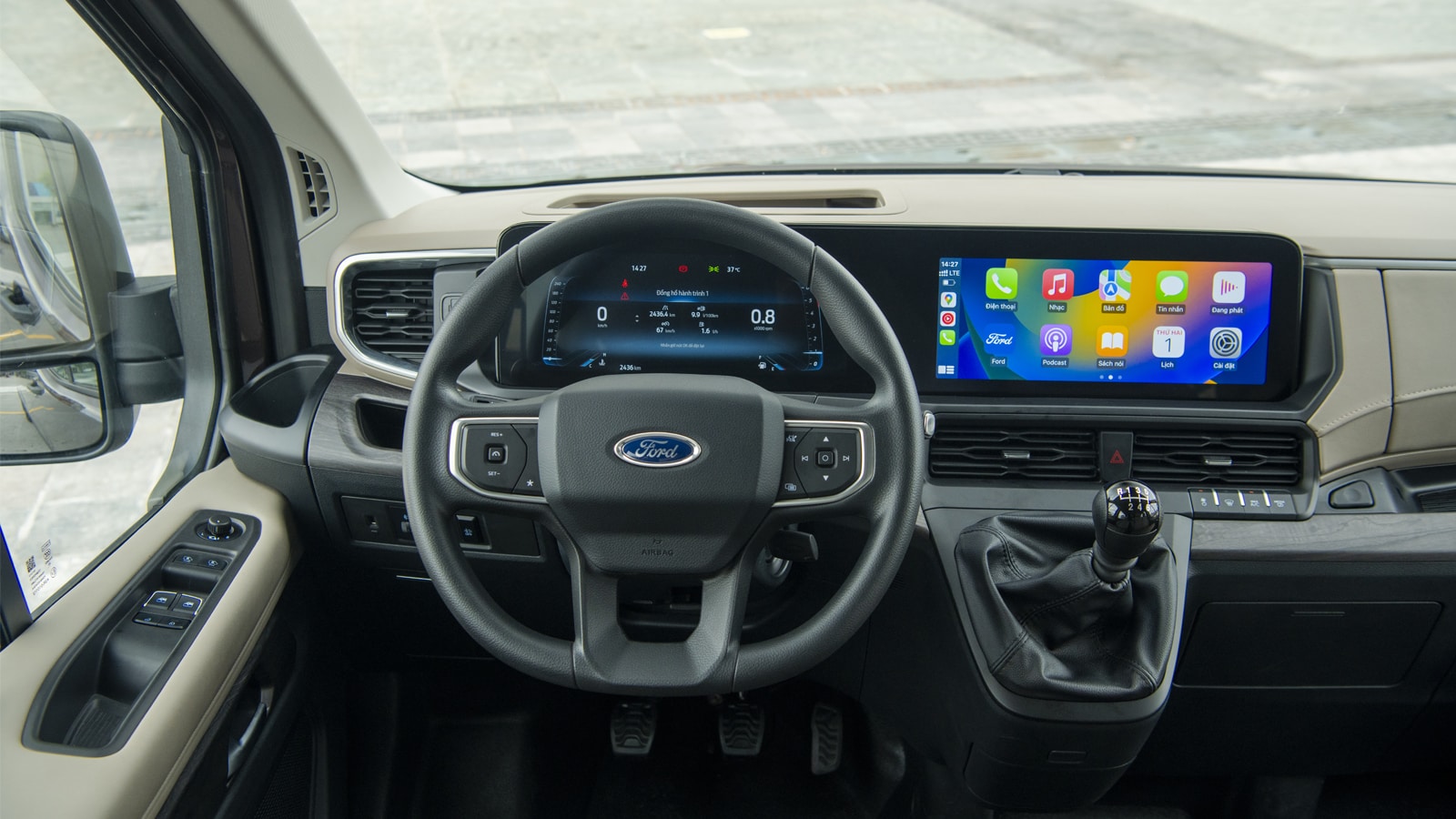 Táp lô khoang người lái Ford Transit Premium 16 chỗ với màn hình kép 12,3 inch