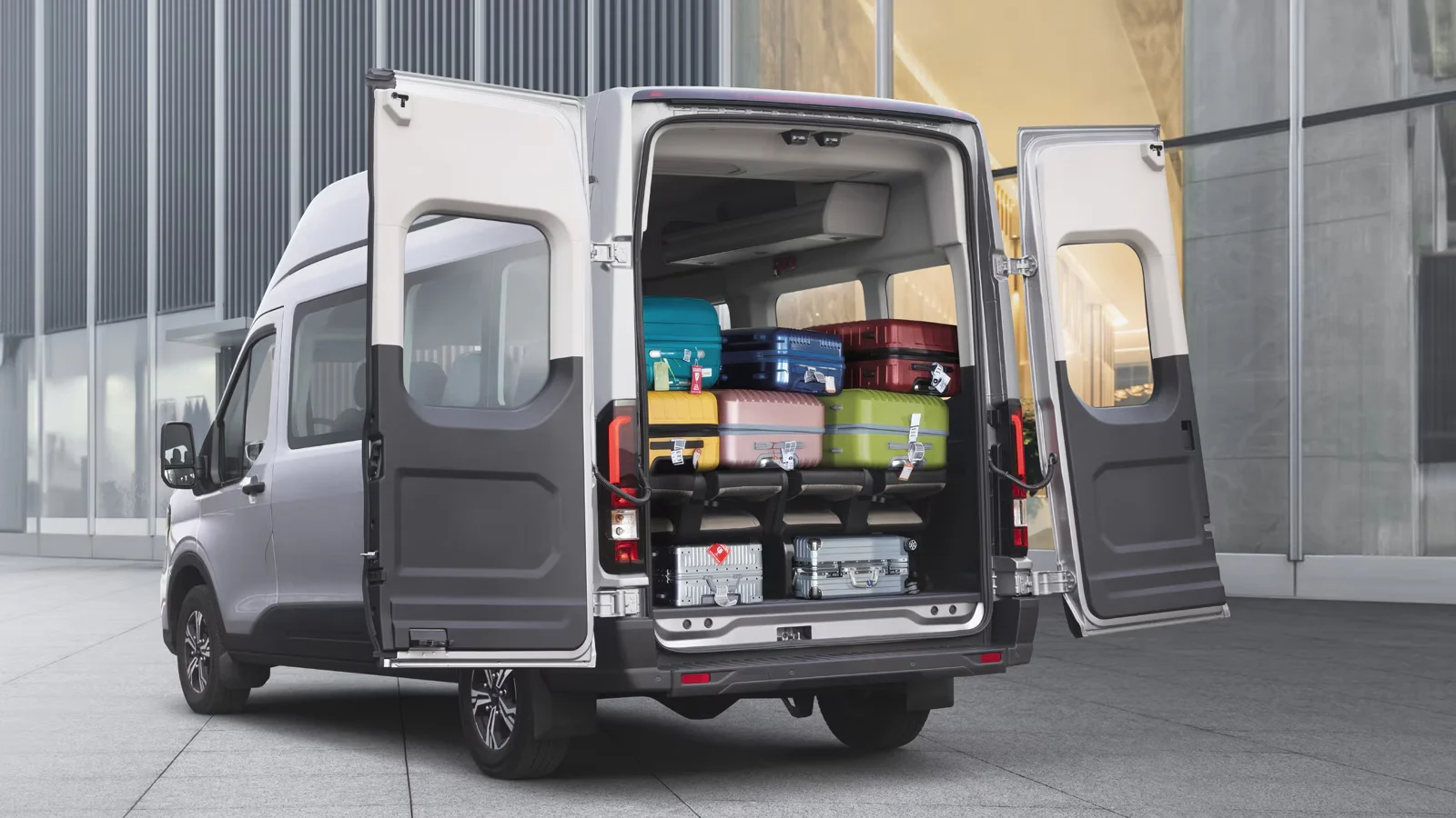 Cốp xe Ford Transit Premium 16 chỗ với ghế gập linh hoạt tạo không gian chứa hành lý