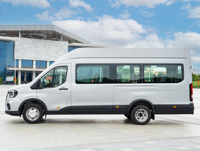 Thân xe bên trái Ford Transit Premium 18 chỗ với cửa trượt điện và bệ bước tự động