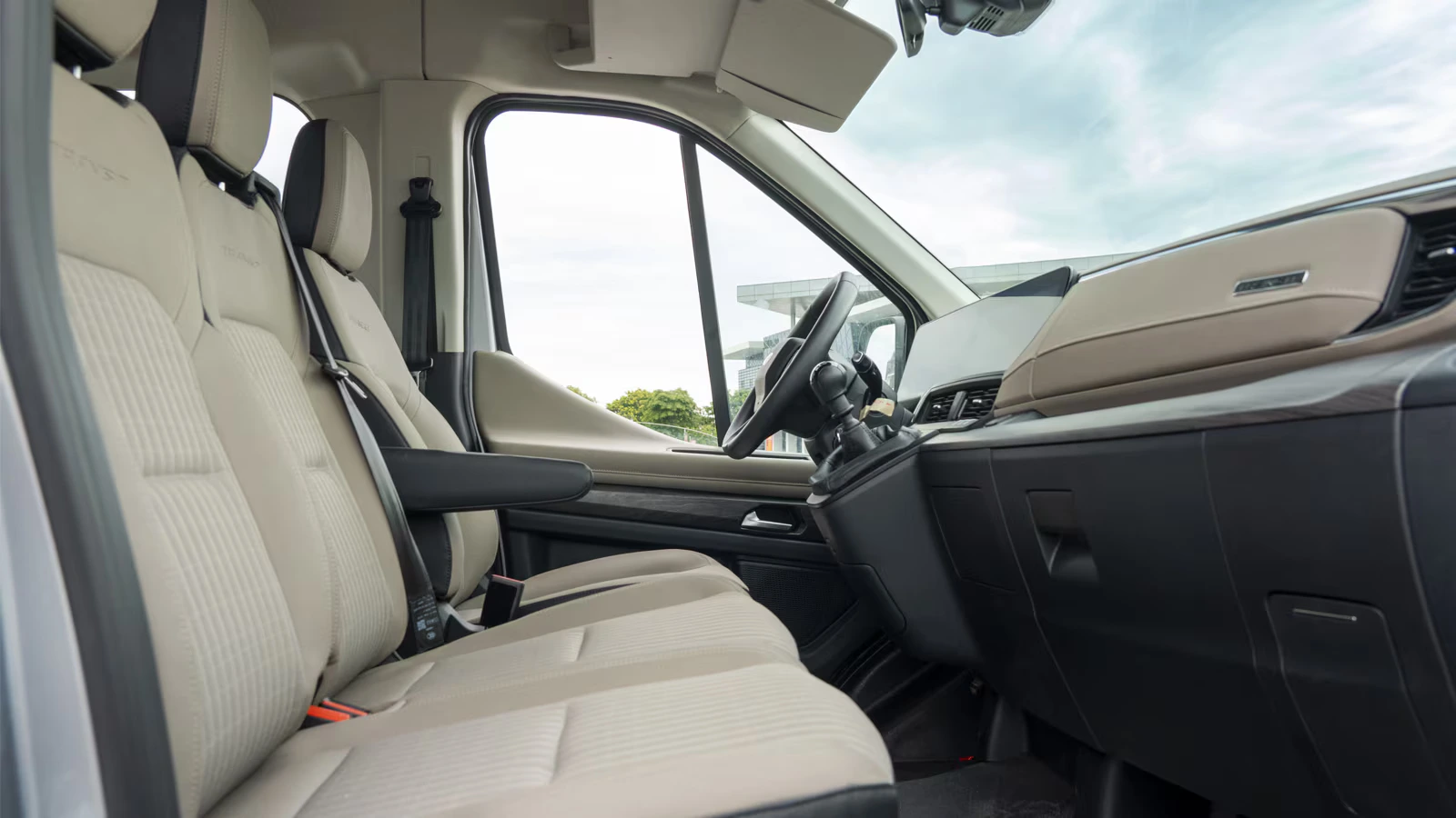 Khoang lái Ford Transit Premium 18 chỗ với ghế tài xế và vô lăng bọc da