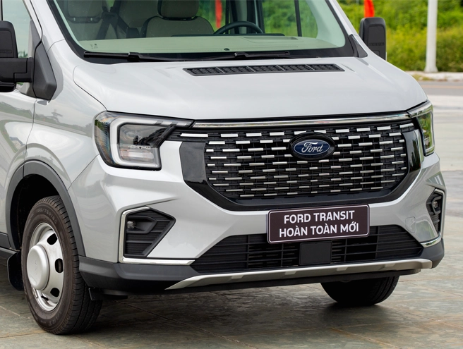 Đầu xe Ford Transit Premium 18 chỗ với lưới tản nhiệt mạ chrome sang trọng