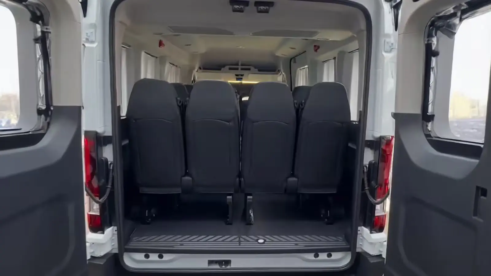 Cốp sau Ford Transit Trend 16 chỗ — không gian hành lý linh hoạt