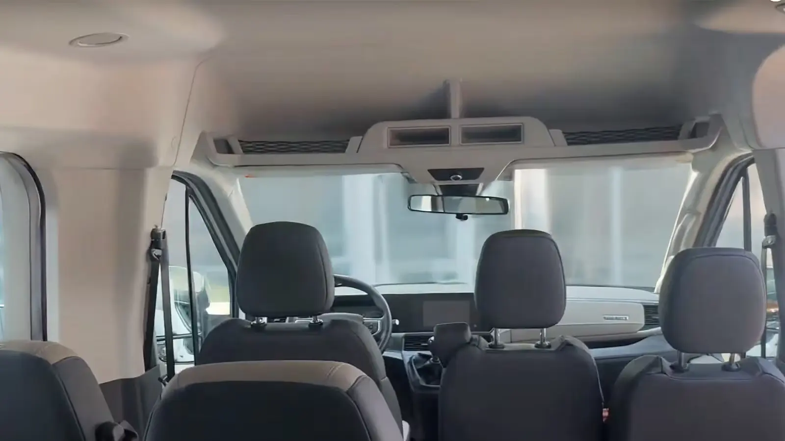 Khoang lái nhìn từ phía giữa xe Ford Transit Trend 16 chỗ