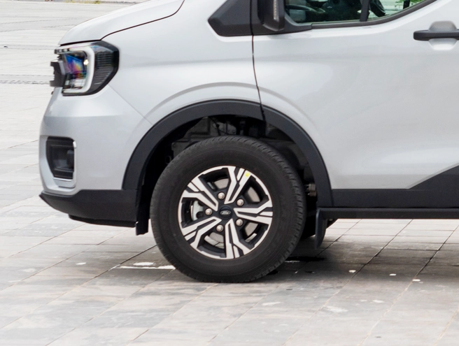 Mâm thép 16 inch bền bỉ trên Ford Transit Trend 16 chỗ